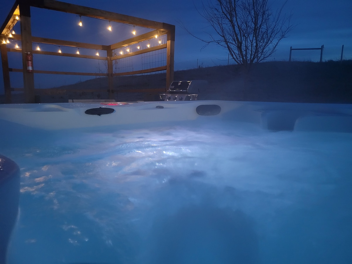 Country Getaway with a Hot Tub - Sleeps 8
