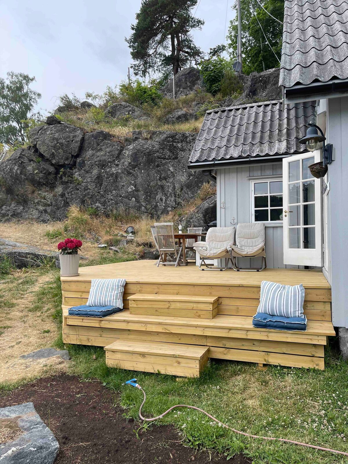 Hytte med 30 meters strandlinje i Åbyfjorden