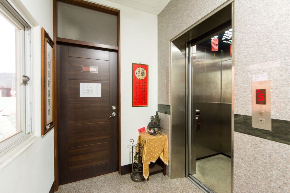 埔里市區18人包層(電梯無敵山景房)，一樓是 7-ELEVEN,可烤肉。