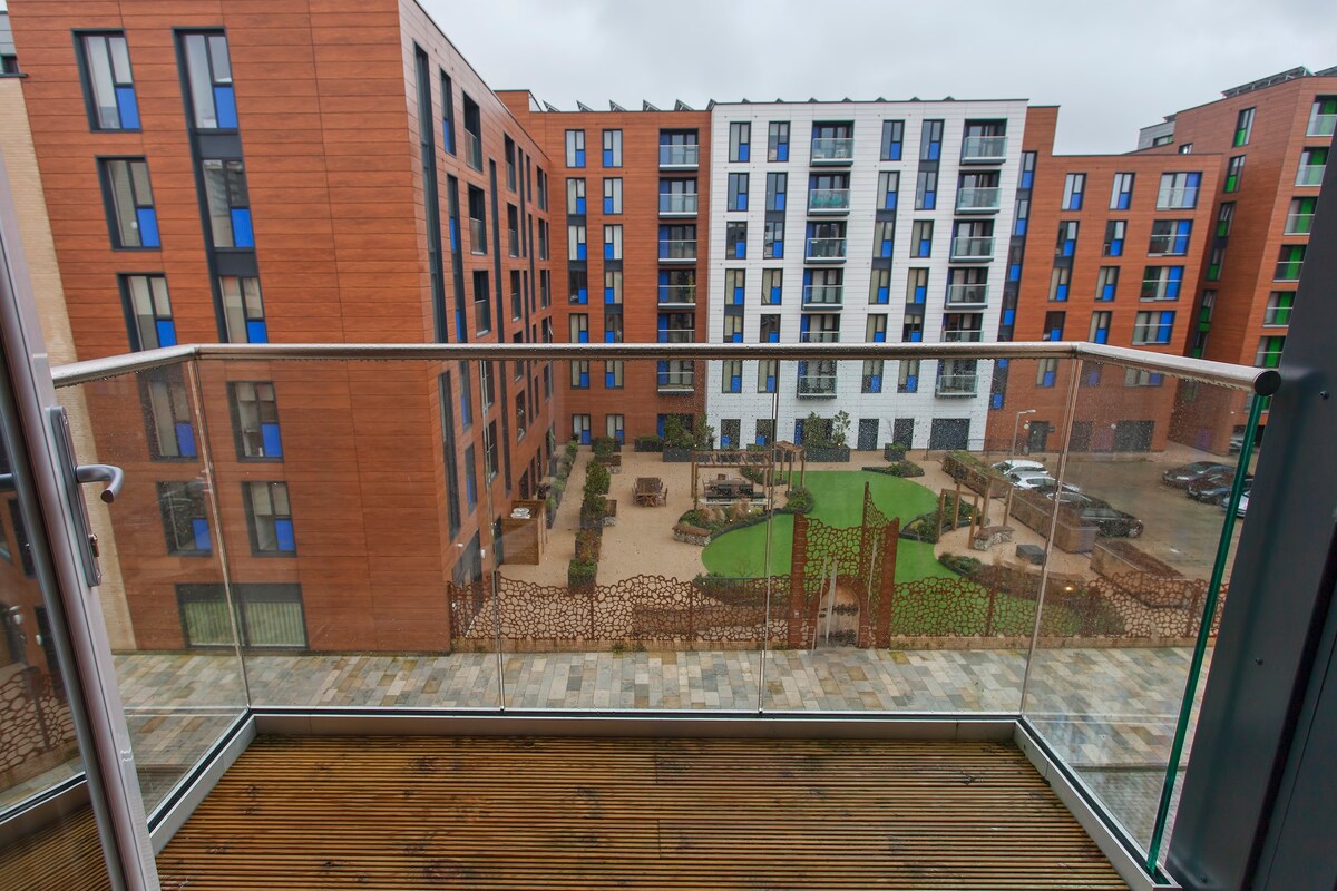 Spacious 2 Bed Apartment - balcony & gym access