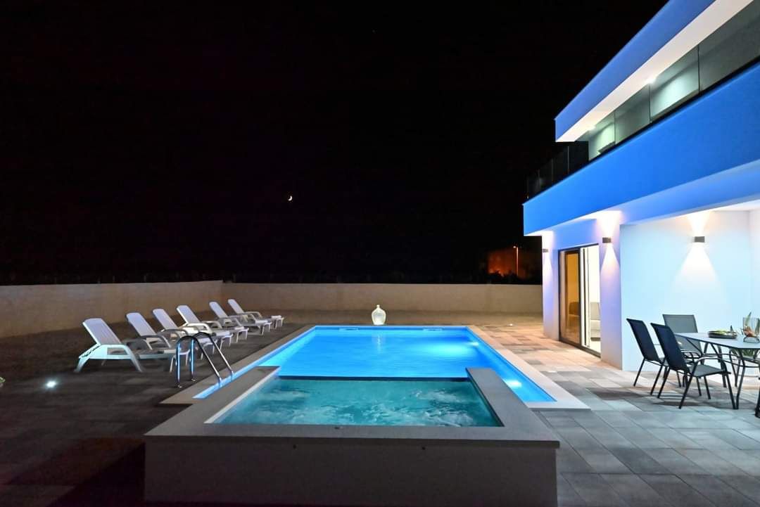 现代化的新别墅，带泳池和按摩浴缸Prolozac