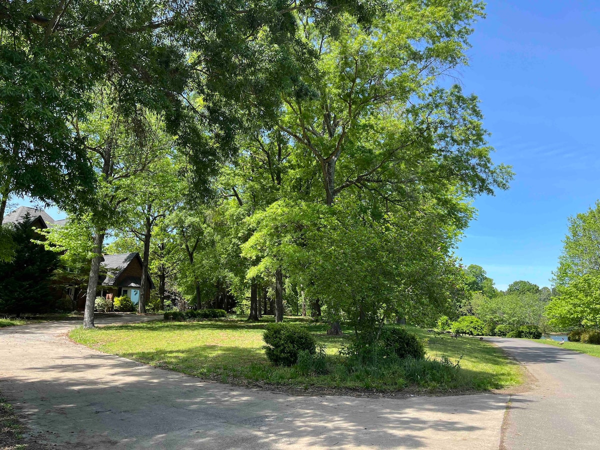 Beautiful and Serene 5BR Oasis with Private Pond