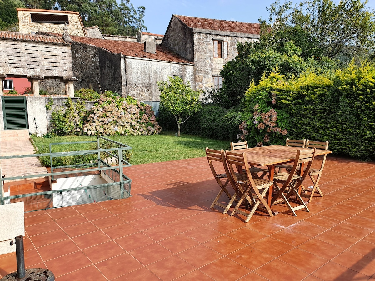 Casa de piedra con encanto, porche y jardín.