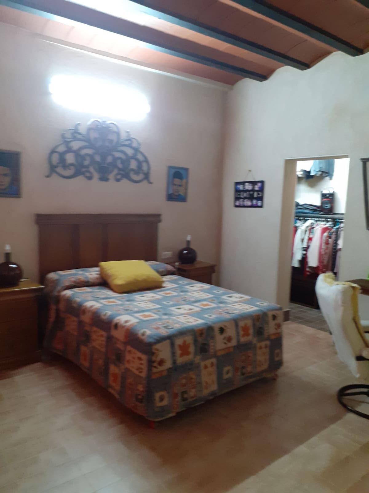 Habitación con baño y vestidor