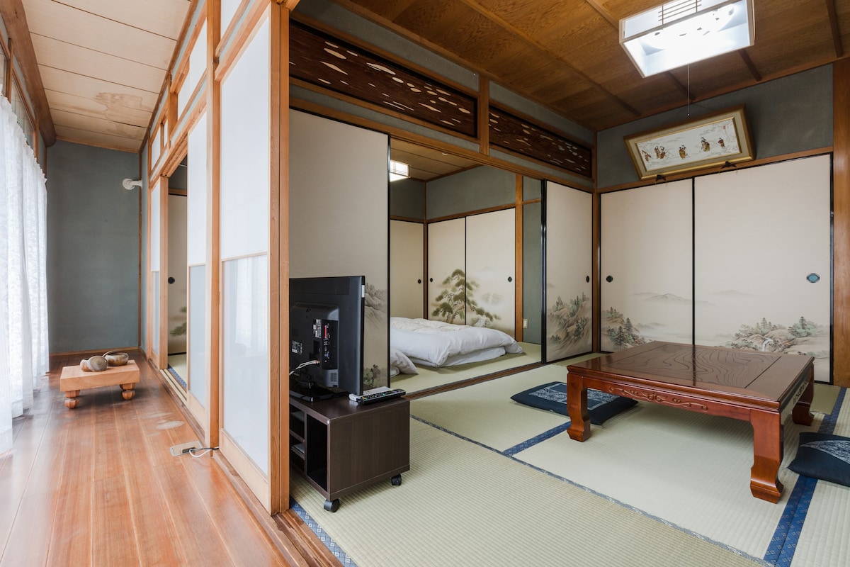带有日本庭园的日本柏树浴场旅馆，每天仅限一位客人入住 JR马堀駅
