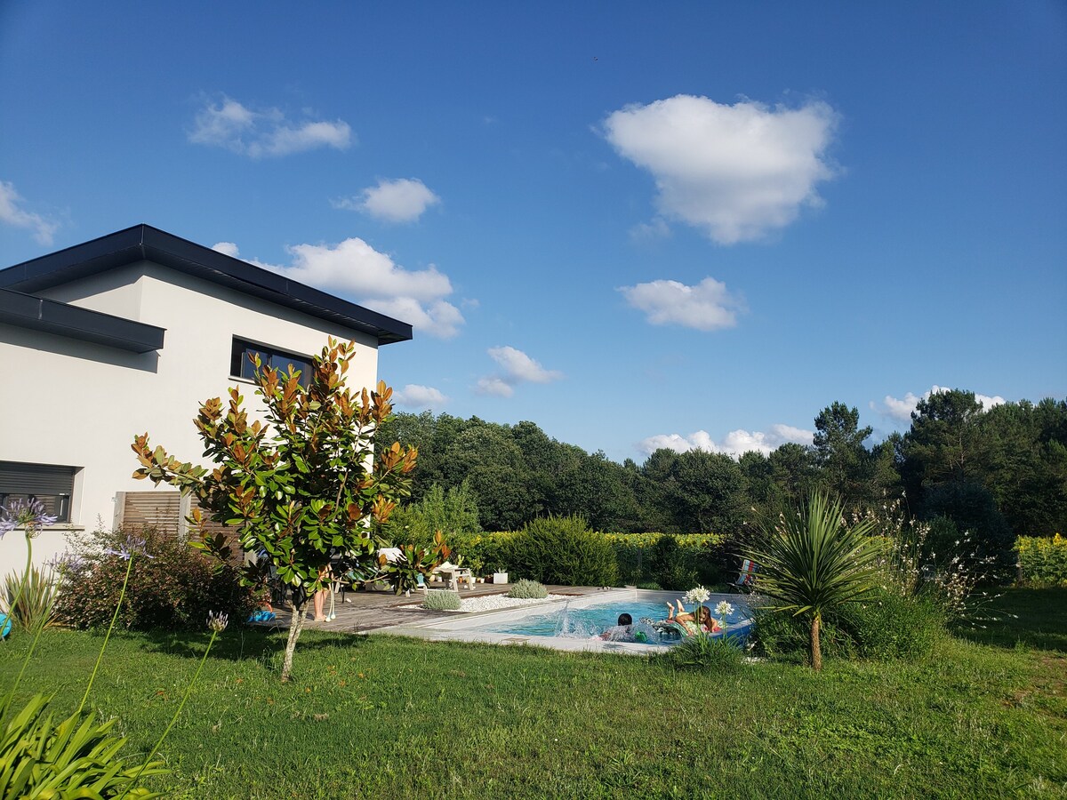 Belle villa lumineuse avec piscine, vue sur nature