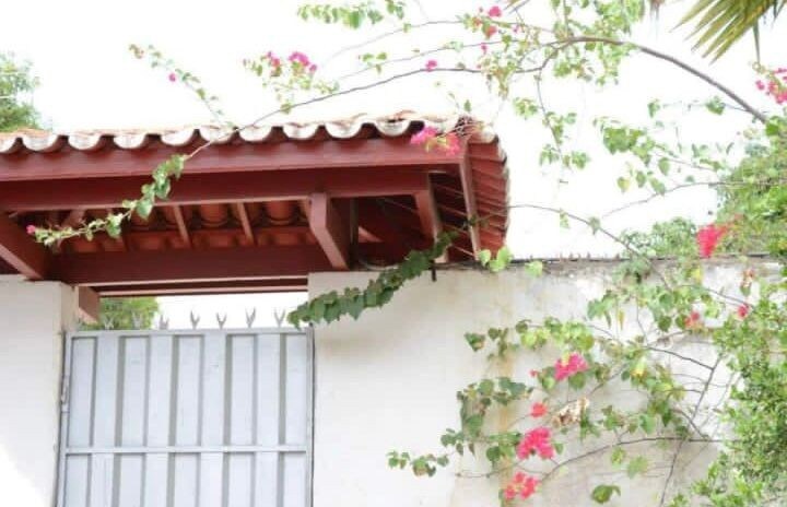 Casa de campo com piscina e agradável área verde.