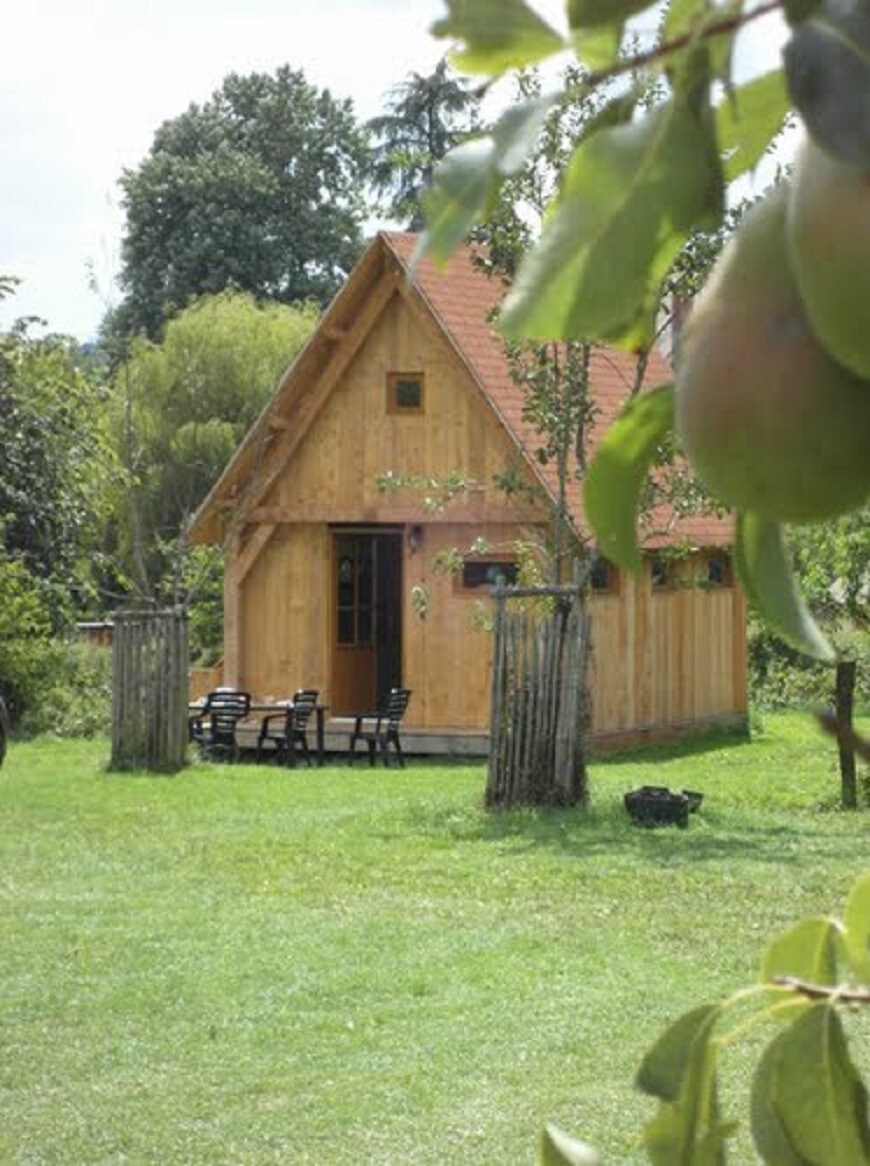 Une jolie cabane conviviale à ferme bio et active