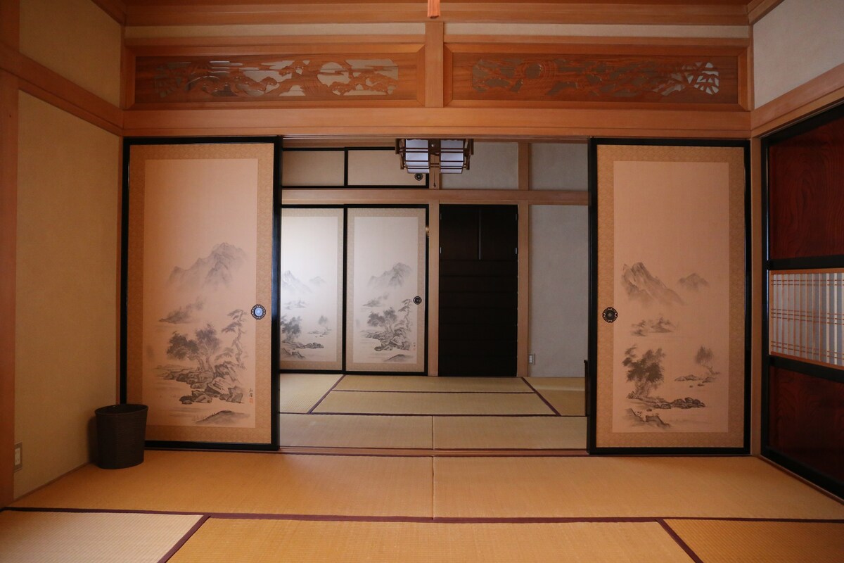 宽敞房屋中的日式客房