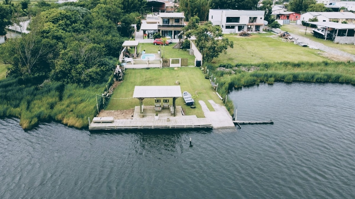 casa na beira da lagoa com rampa para embarcações