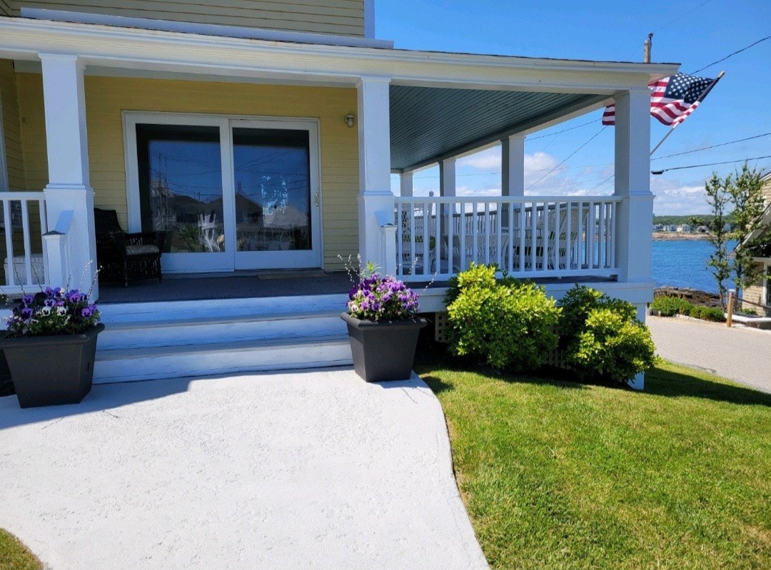 Oceanfront, Classic Maine Cottage