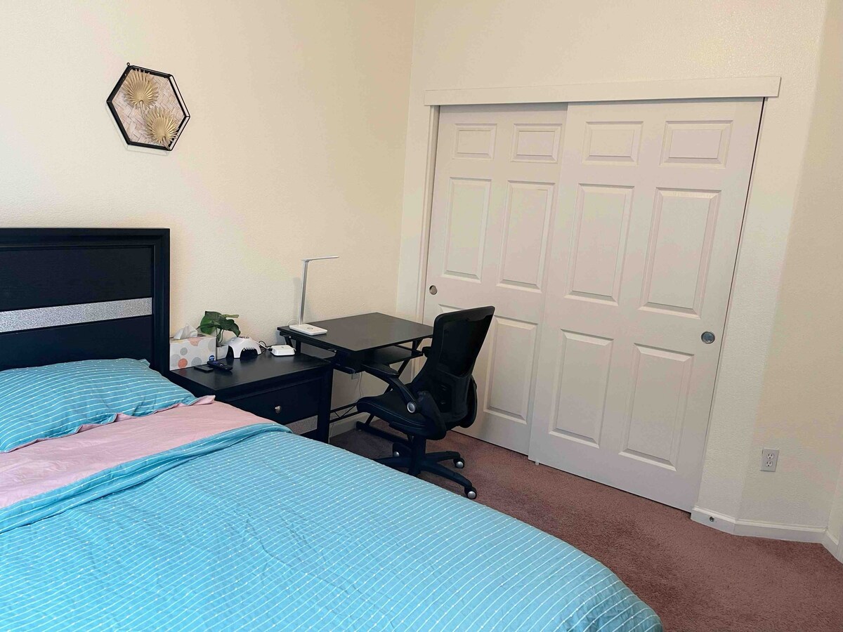 Clean and quiet bedroom with 55"TV Shared bathroom