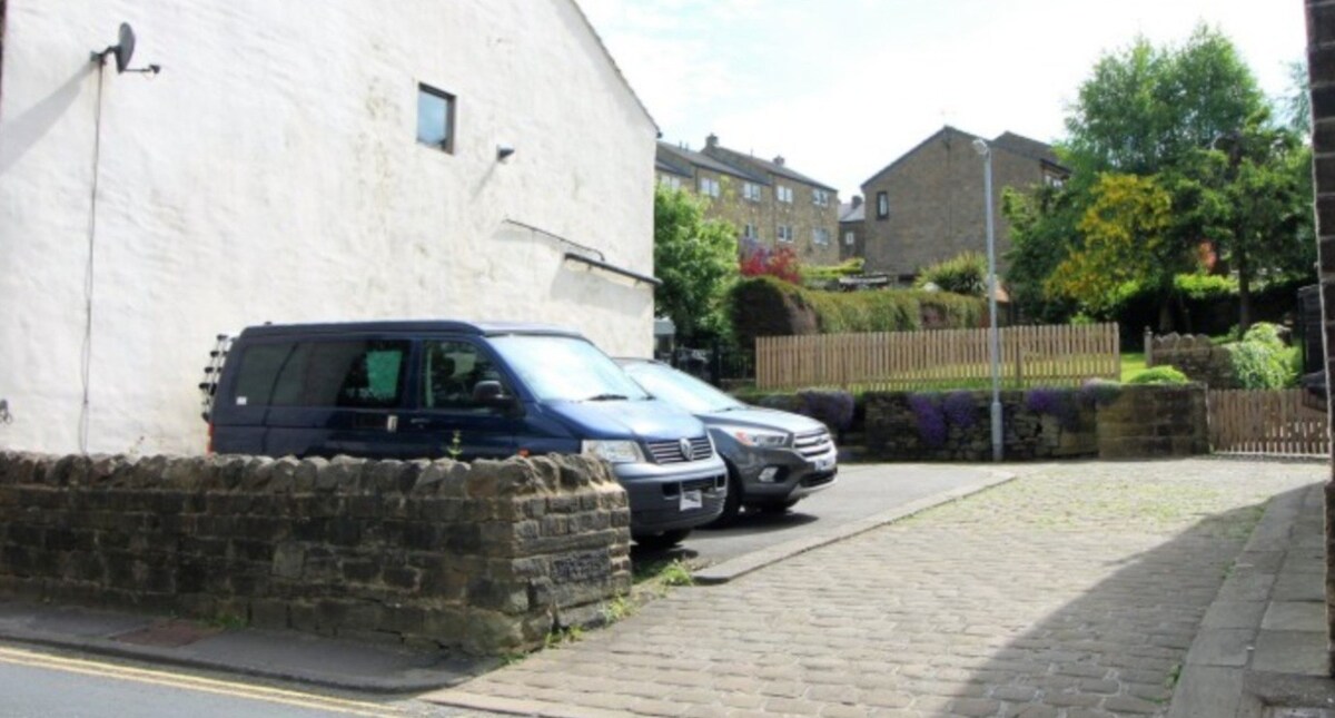 The Railwaysman's Cottage - private parking space.