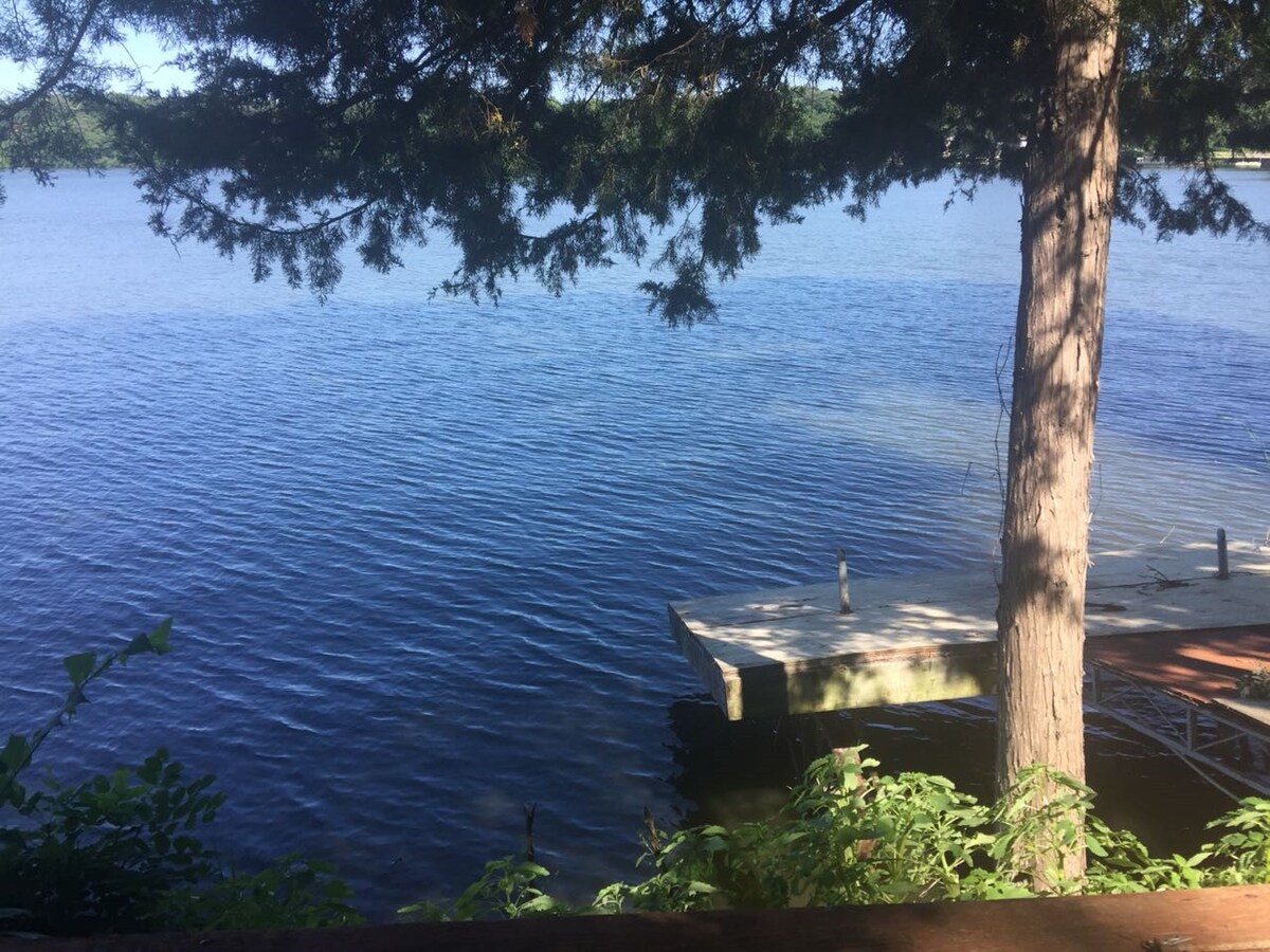 舒适的湖景生活空间。费尔蒙的瑰宝。