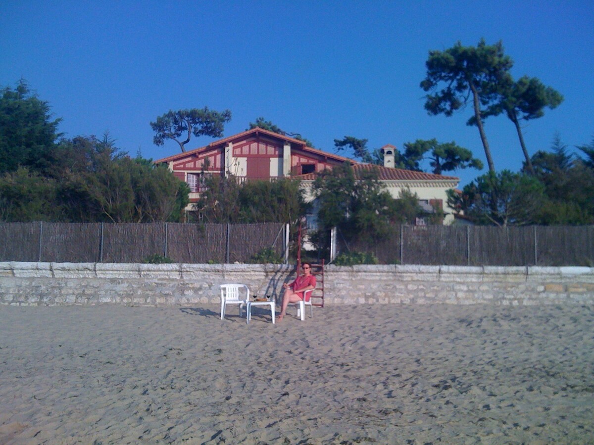 Villa face à la mer. Accés privé à la plage.