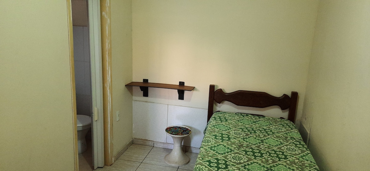 Quarto com banheiro no centro de Congonhas / MG