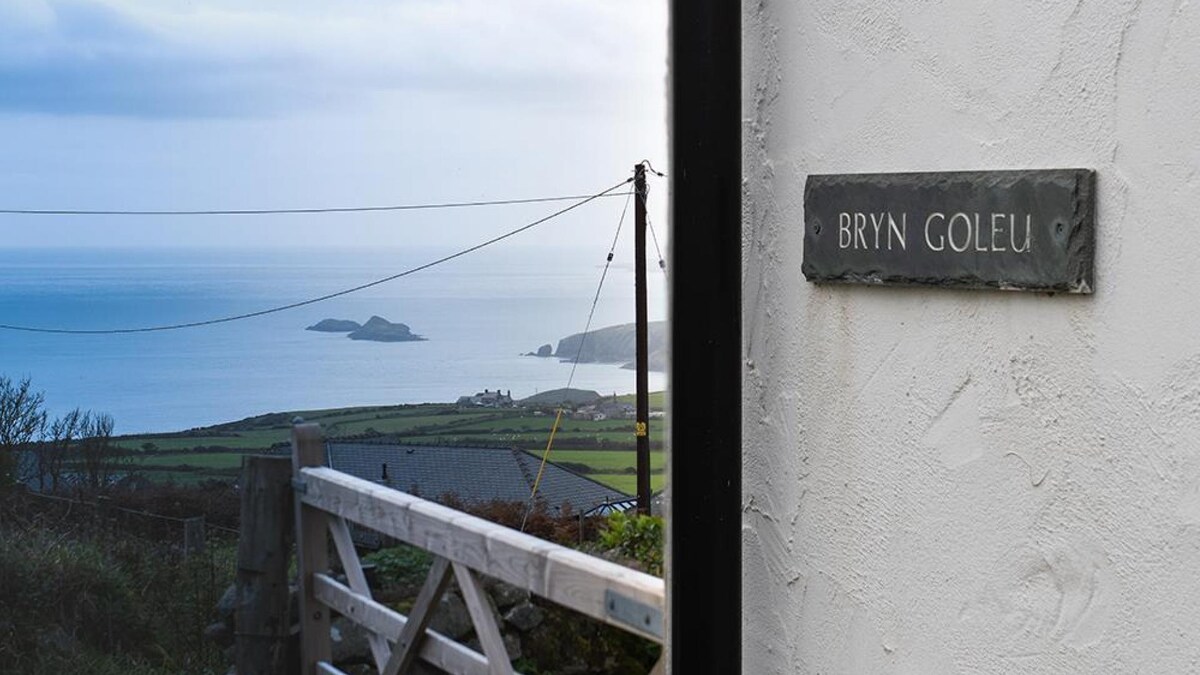 Bryn Goleu, sea view cottage on the Llŷn Peninsula