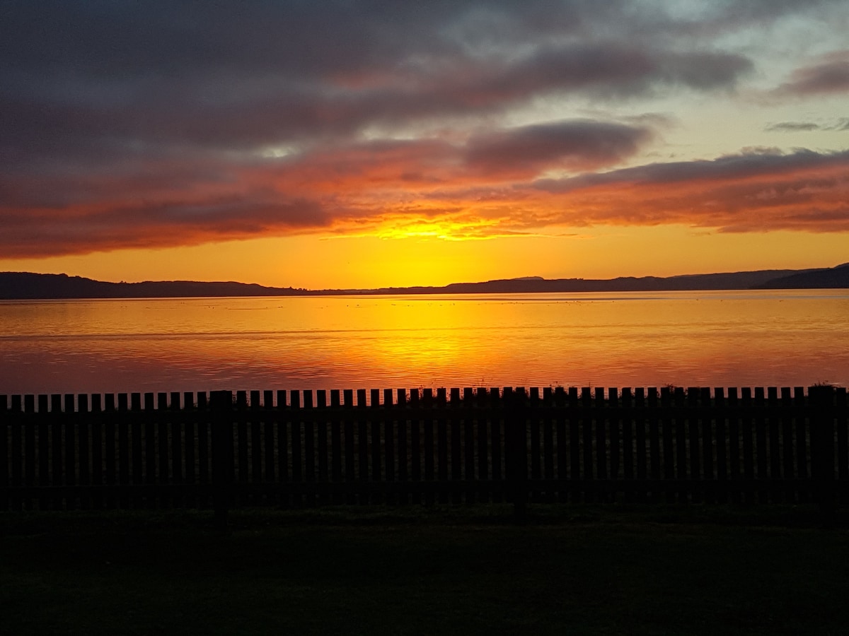 Lakefront bach by Rotorua