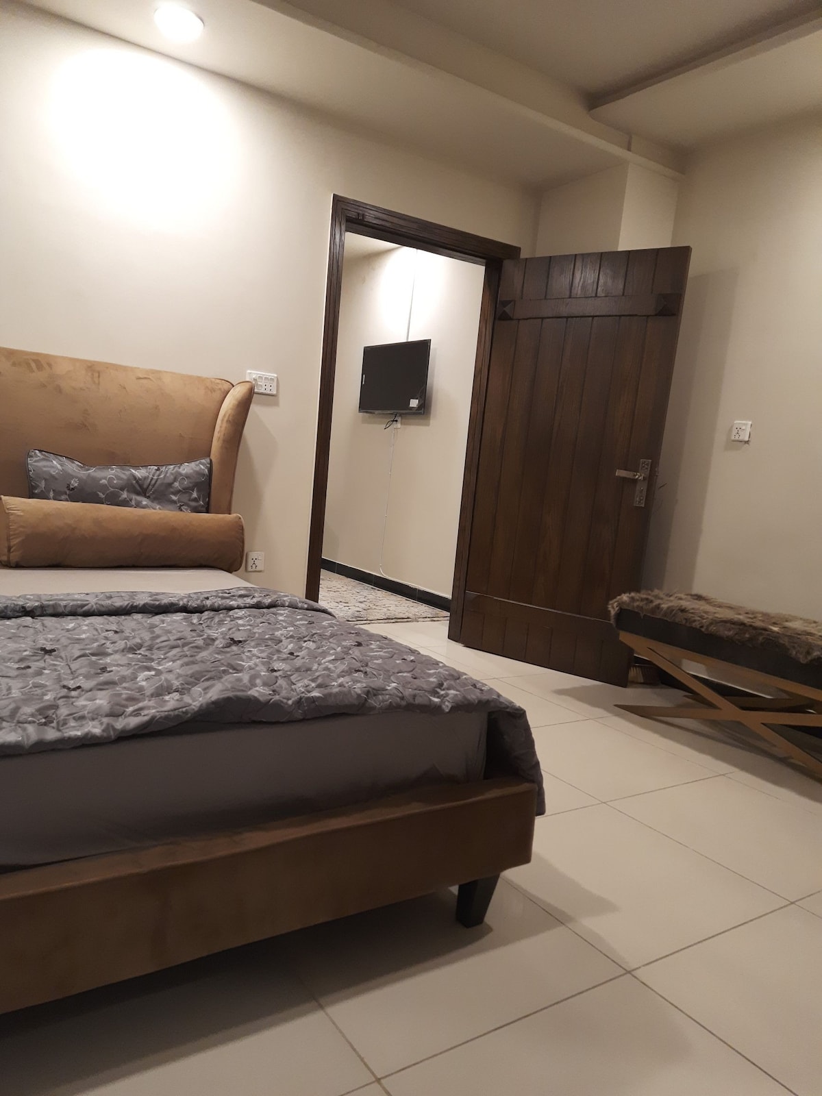 PINE APARTMENTS.Bahria Town Islamabad 1张床+休息室