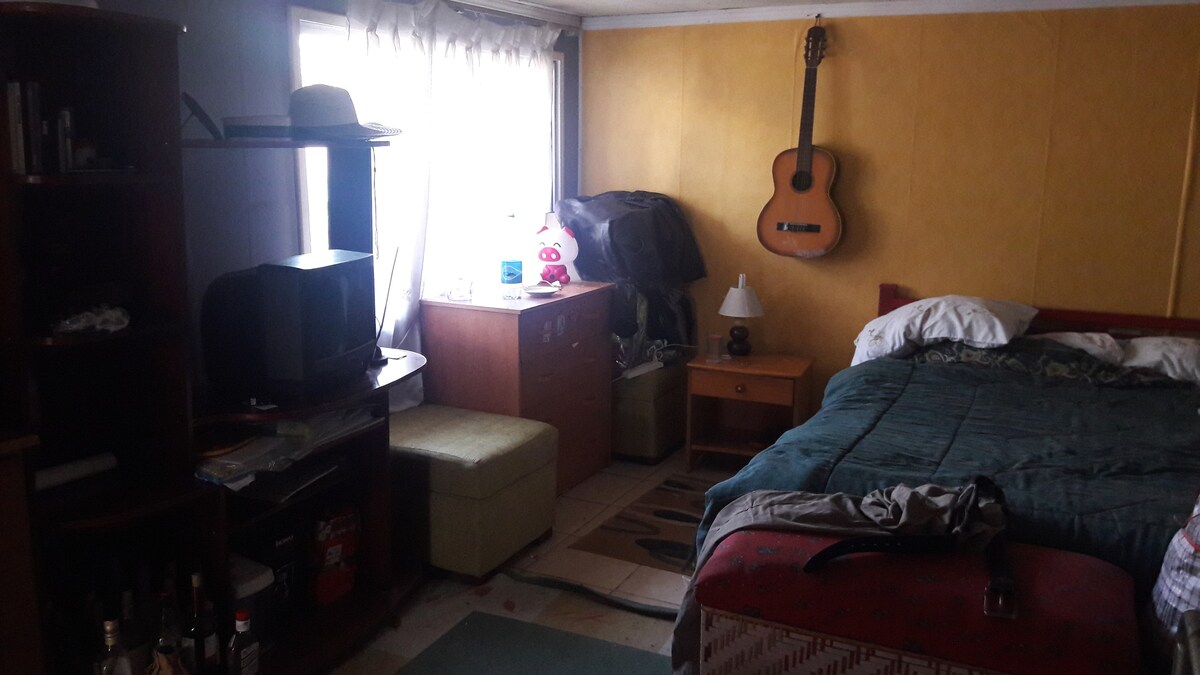 casa familiar con dormitorio disponible