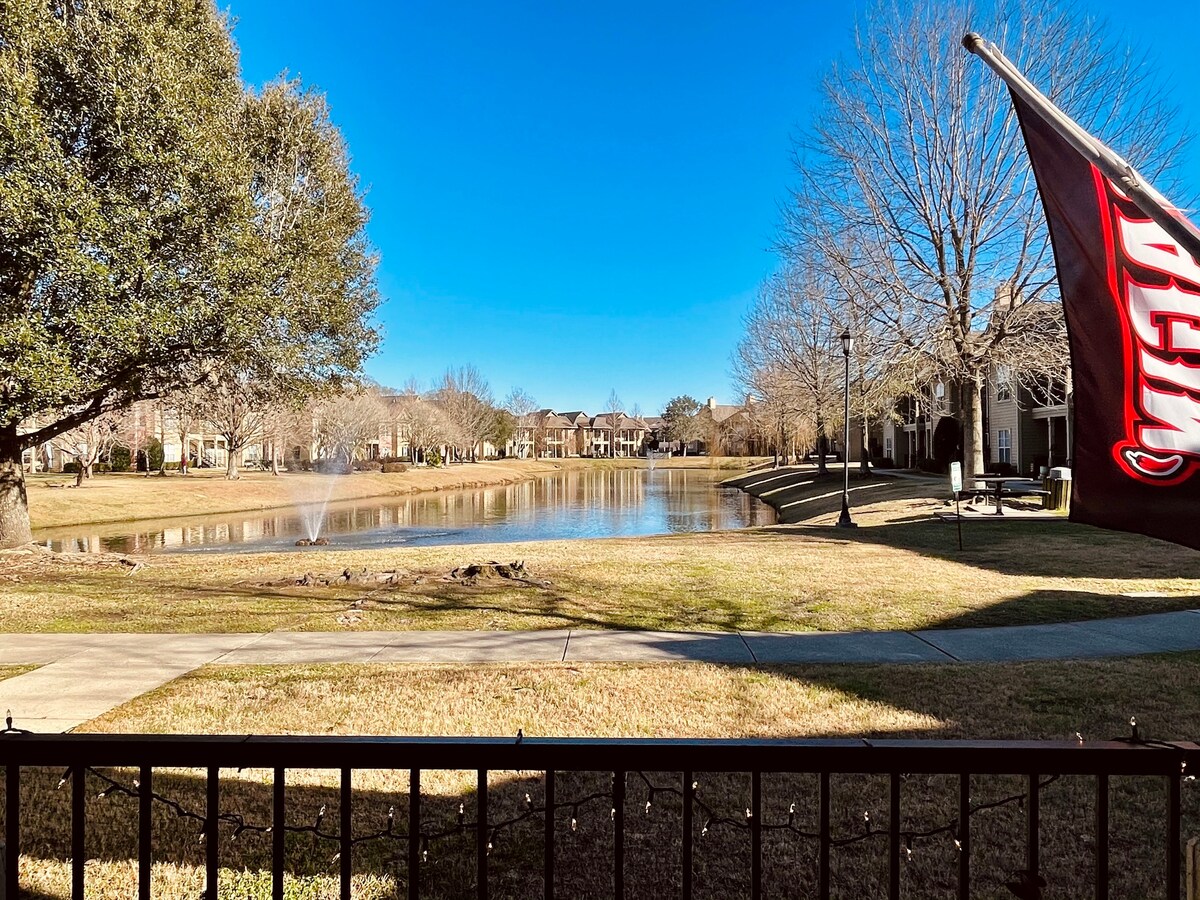 Beautiful Pond View Apart. (Middle of Lafayette!)