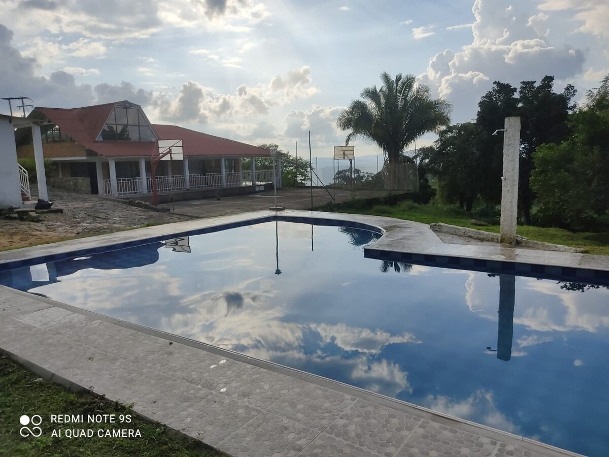 Acogedora finca Mesitas del colegio