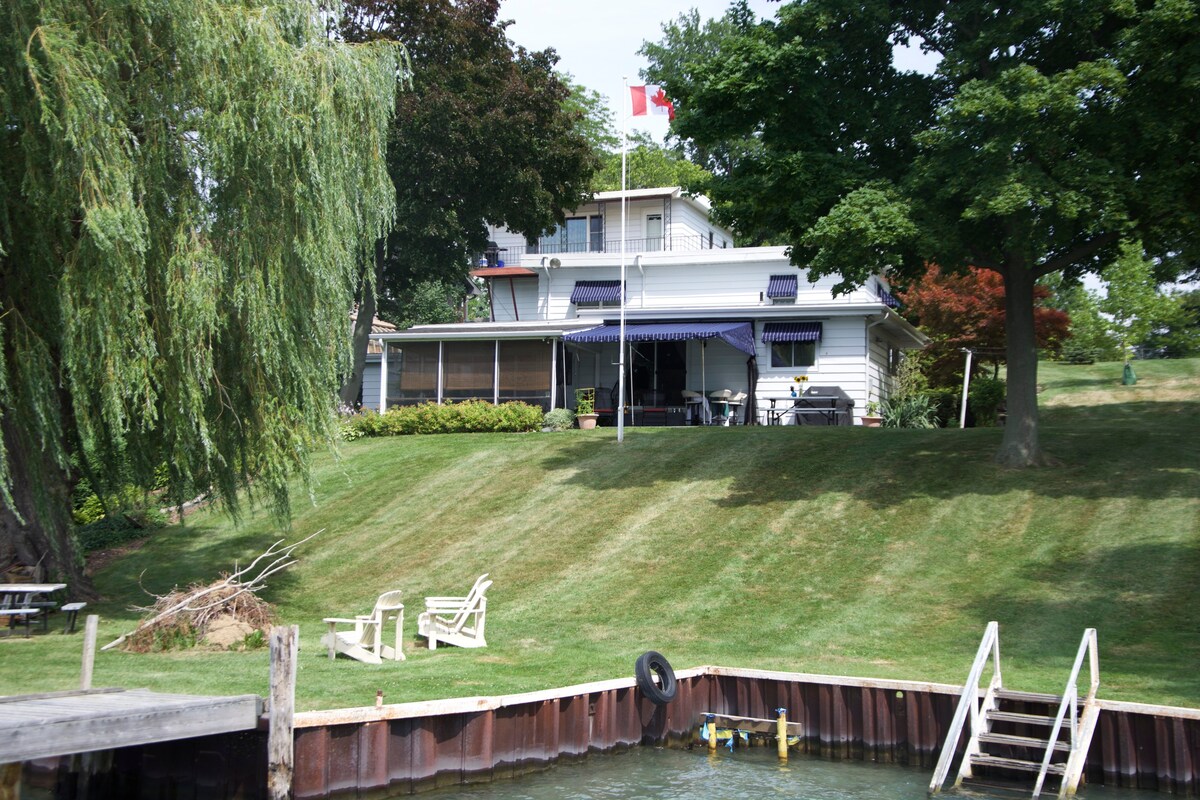 Big, comfy cottage on the riverbank