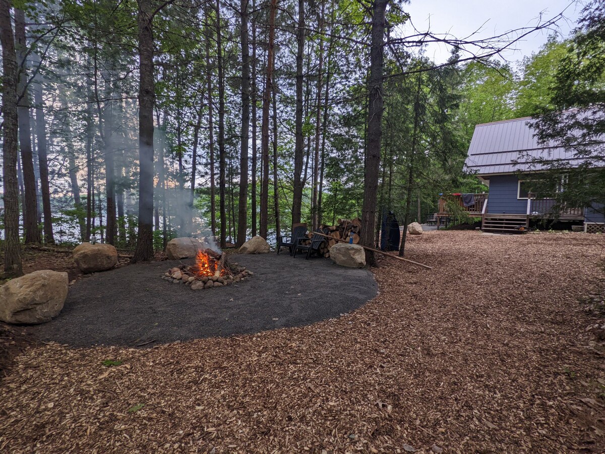 湖畔蓝色小屋