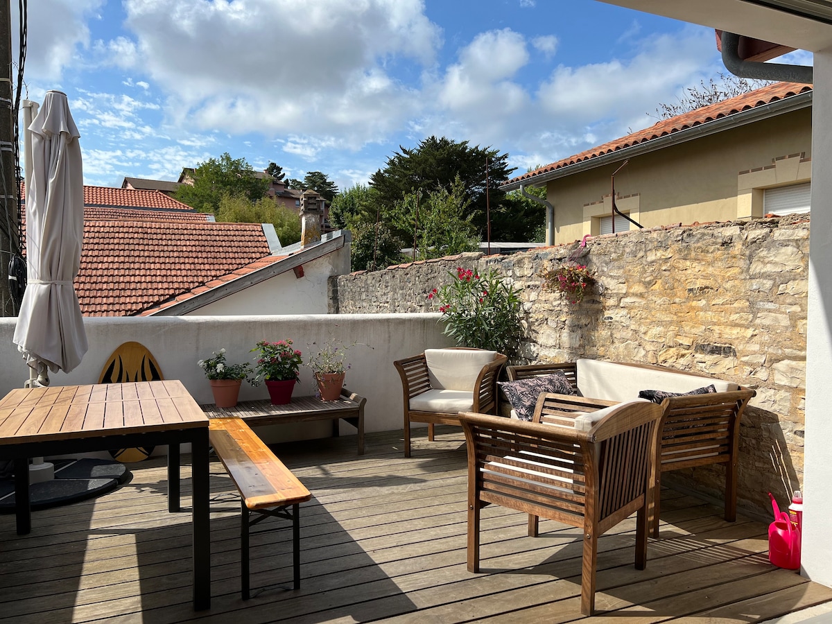 Maison de ville 5pers au calme. Terrasse + parking