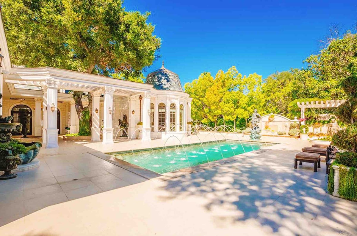 Chateau near Hollywood/ 3b3b - 0.5 Acre Estate