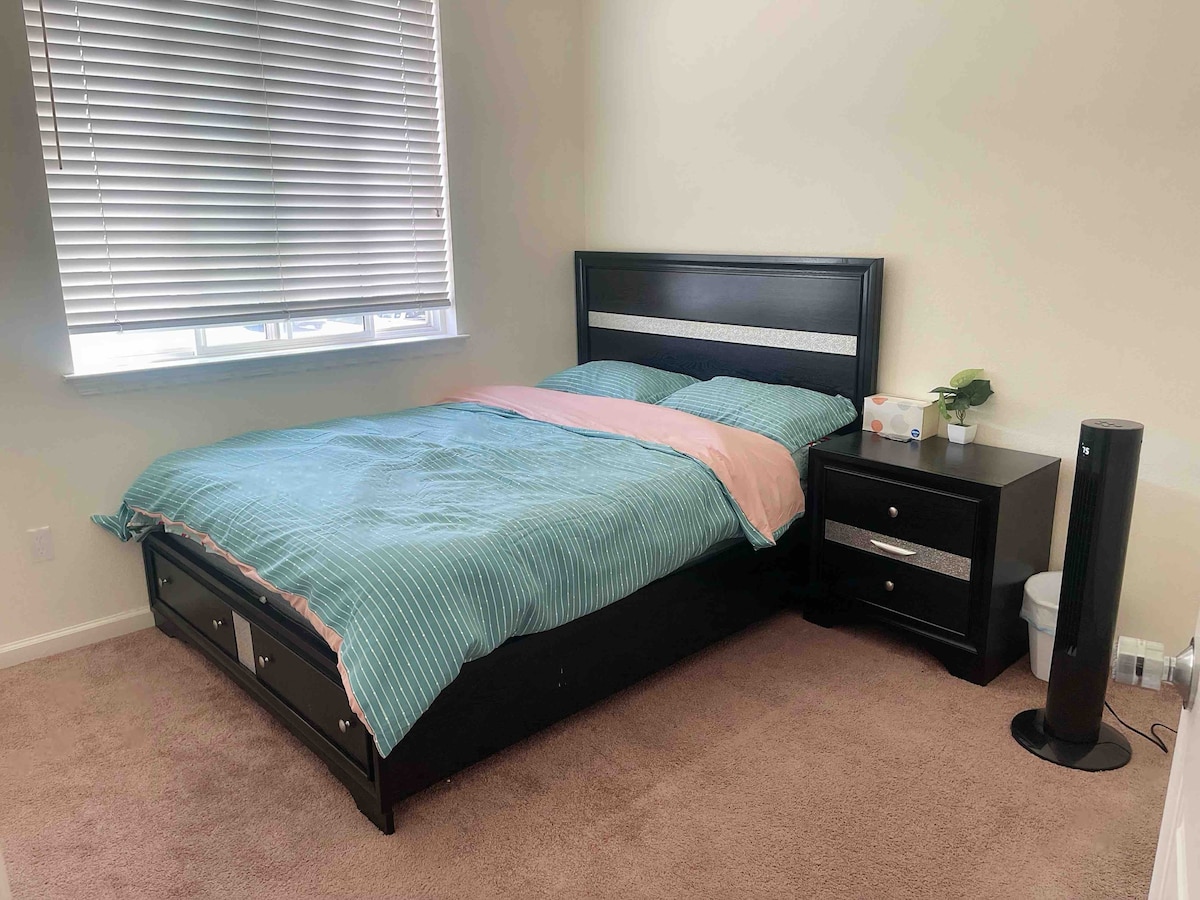 Clean and quiet bedroom with 55"TV Shared bathroom