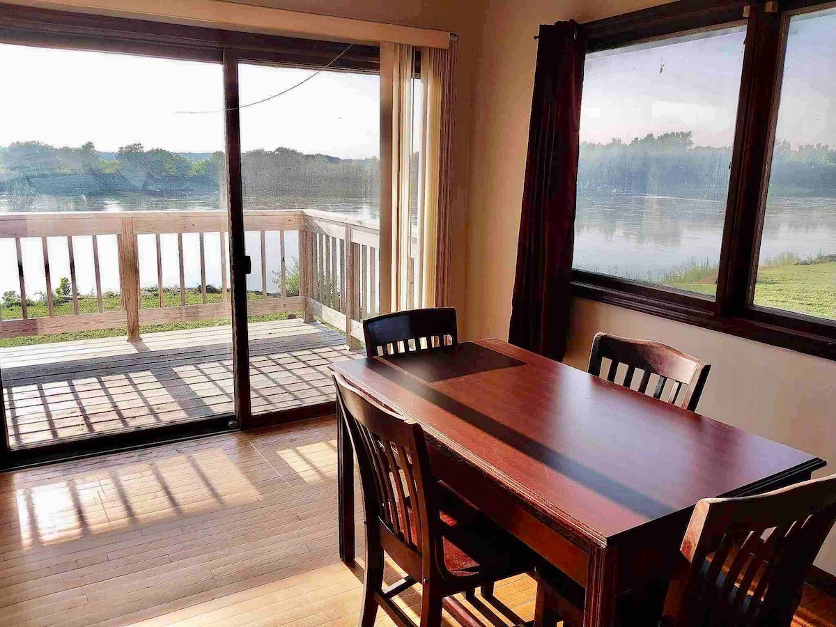 Riverfront Cabin w/ Jacuzzi View