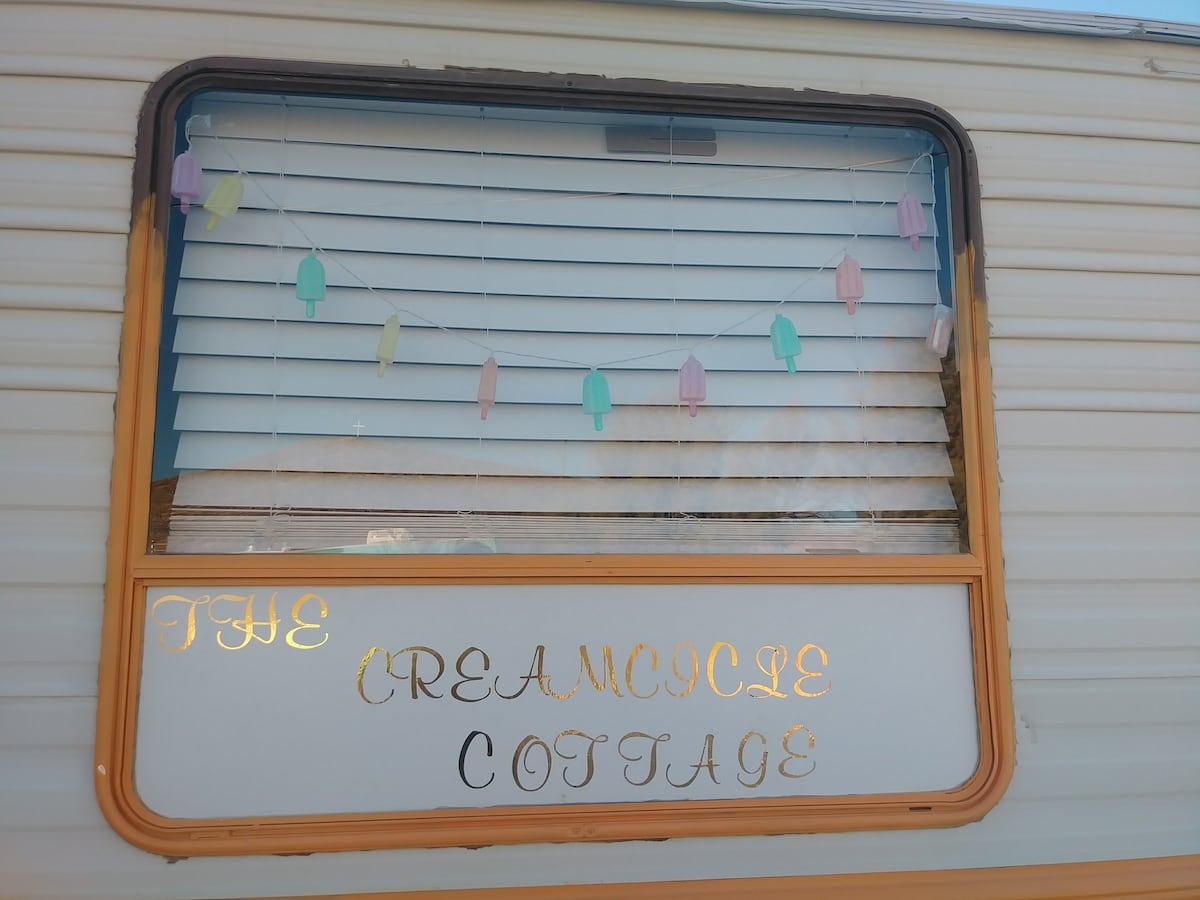 Creamcicle "Cottage"露营车