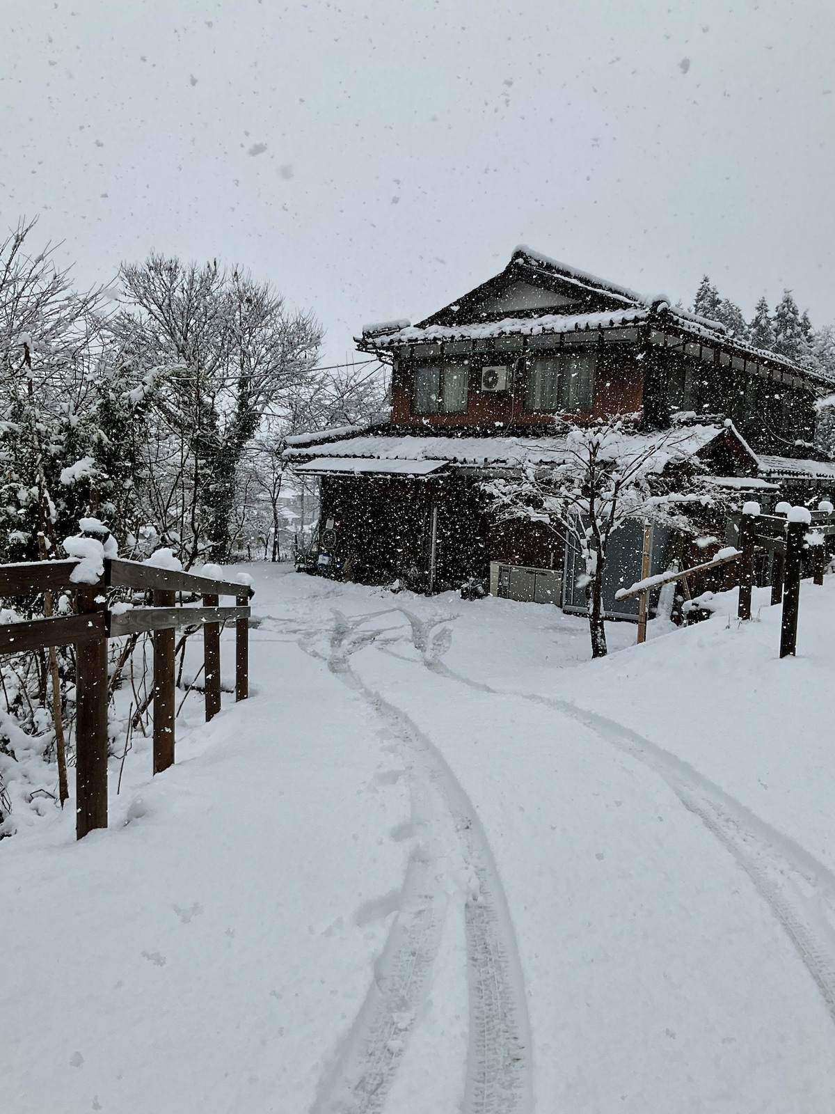 余呉の里山　ランプの宿さくら　囲炉裏のある宿