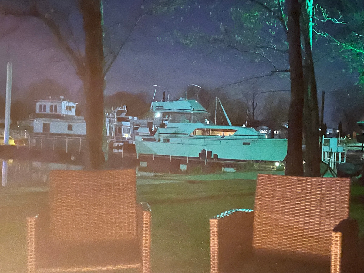 2 Bedroom Yacht in stunning harbor Ohio River view