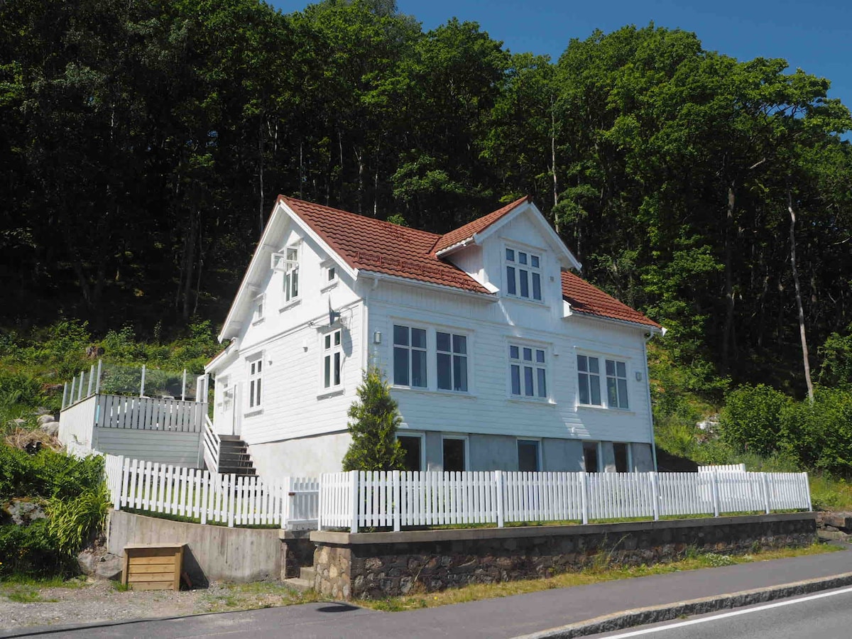 位于挪威福隆的现代房屋，迷人的海景