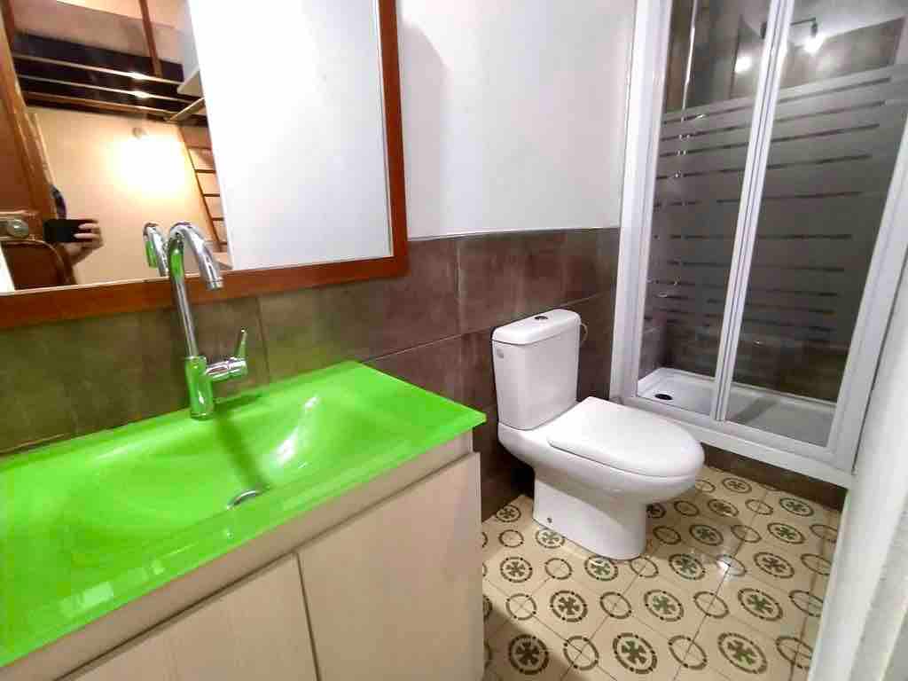 带浴室和独立厨房的单间公寓！ 地铁a 2英尺P2
