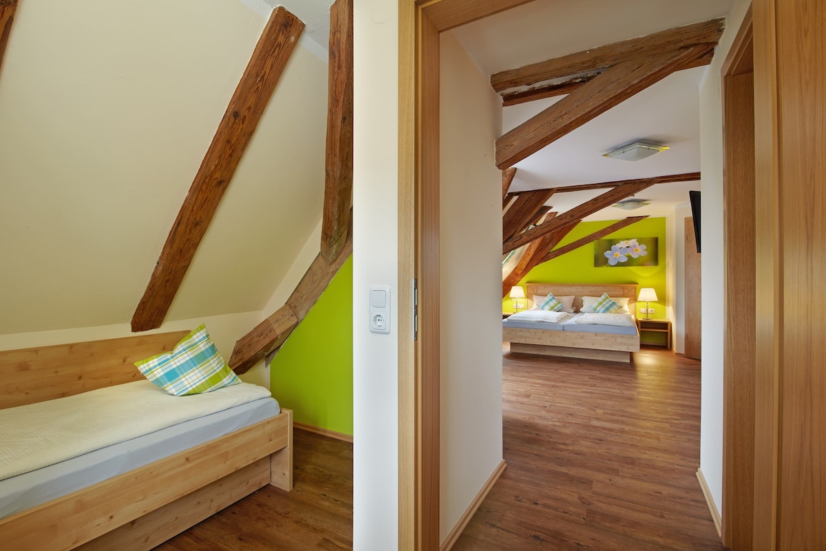 Gasthof Goldenes Rössle (Dinkelsbühl), Familienzimmer mit 2 Schlafräumen und Fernseher