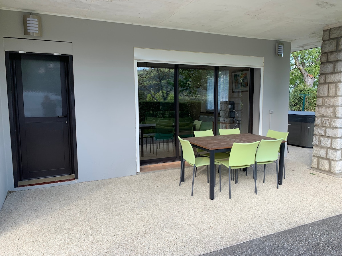 Maison 4 personnes, piscine et  jacuzzi, terrasse