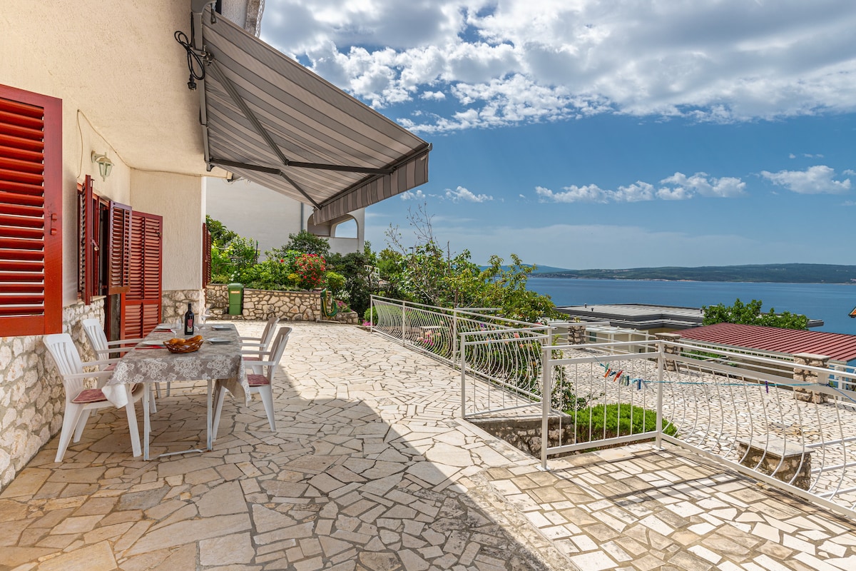 Comfy apartment with a terrace and sea view