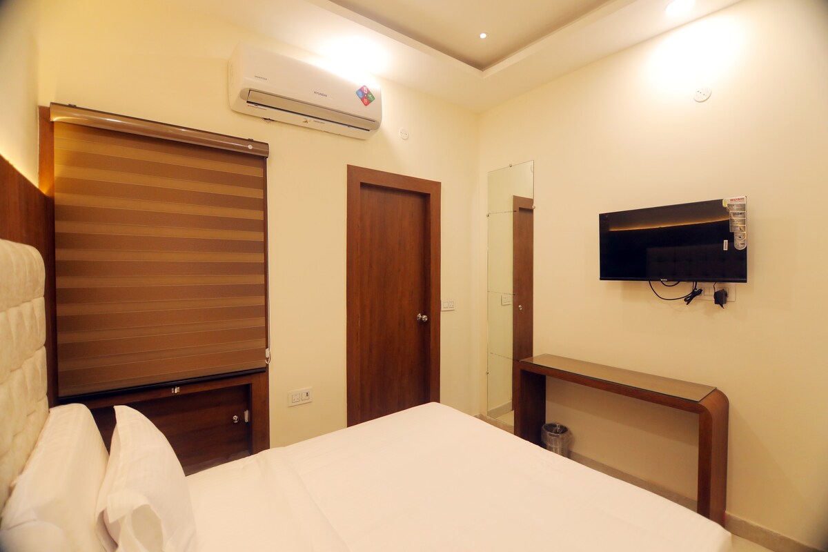 Deluxe Room at Hotel Teertham Cp