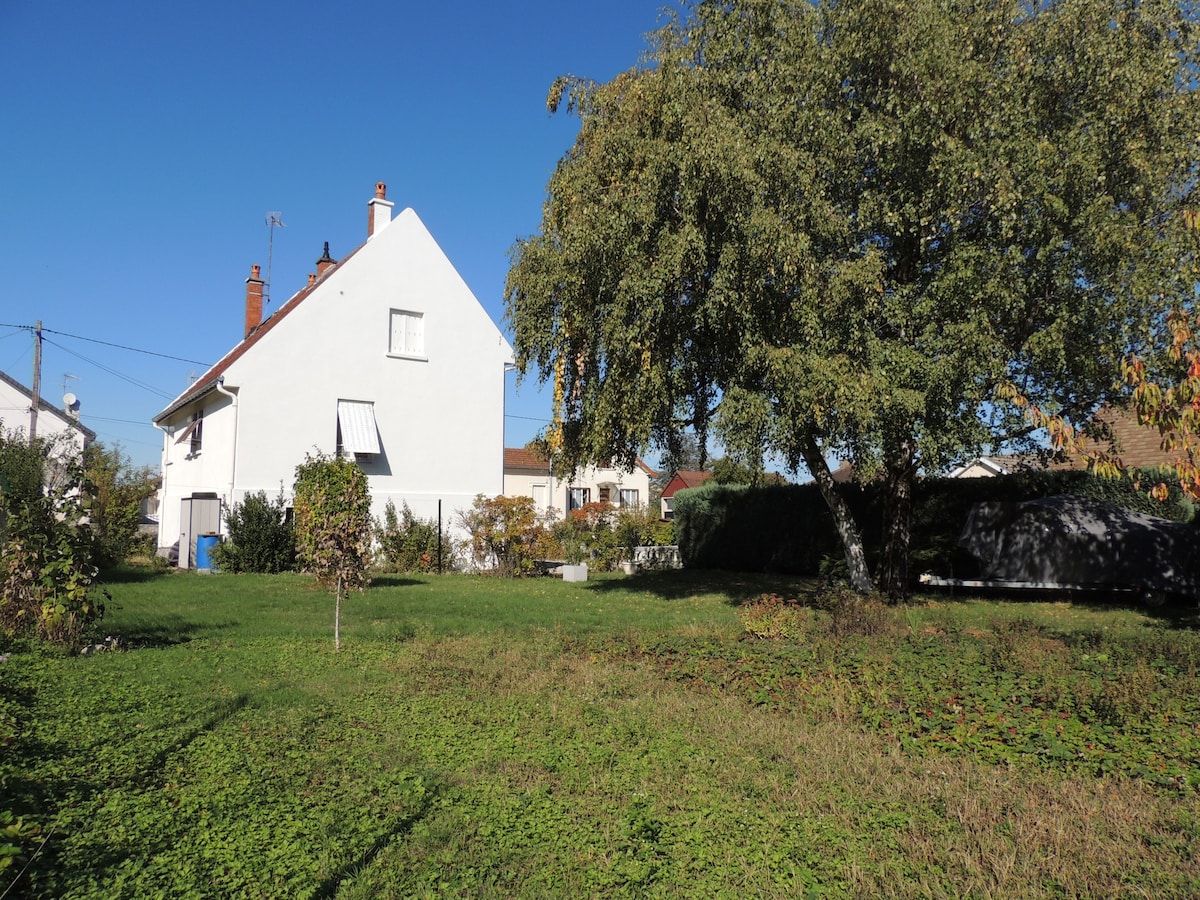 Jolie maison au calme sur terrain arboré et clos.