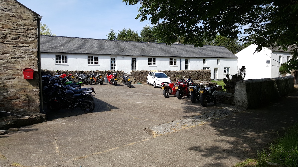 Cronkbane Cottages - Glen Helen Cottage