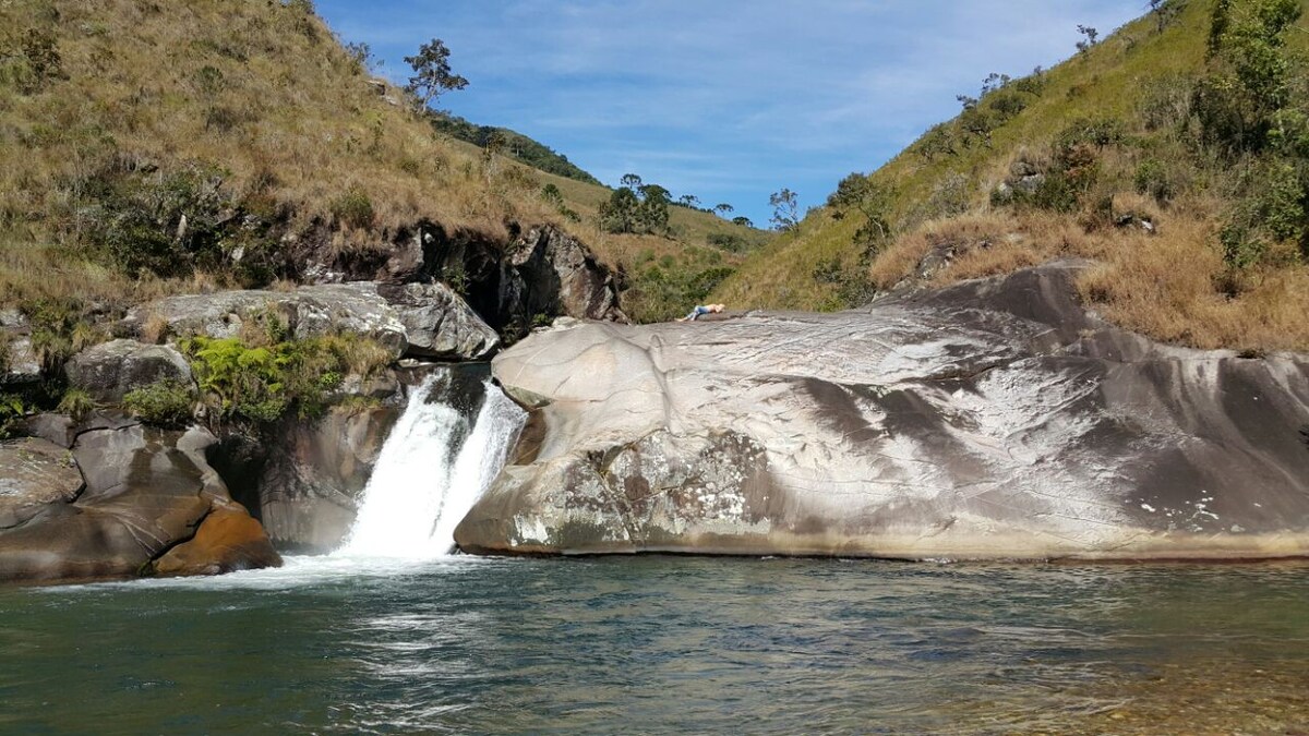 位于曼蒂凯拉瀑布（ Mantiqueira waterfalls ）的迷人度假木屋。