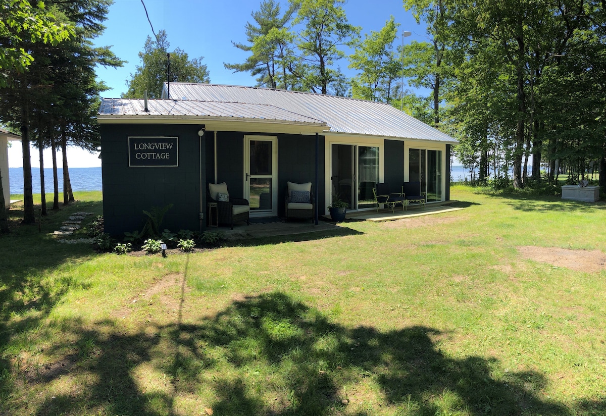 位于安静的大湾DeNoc上的Longview Cottage