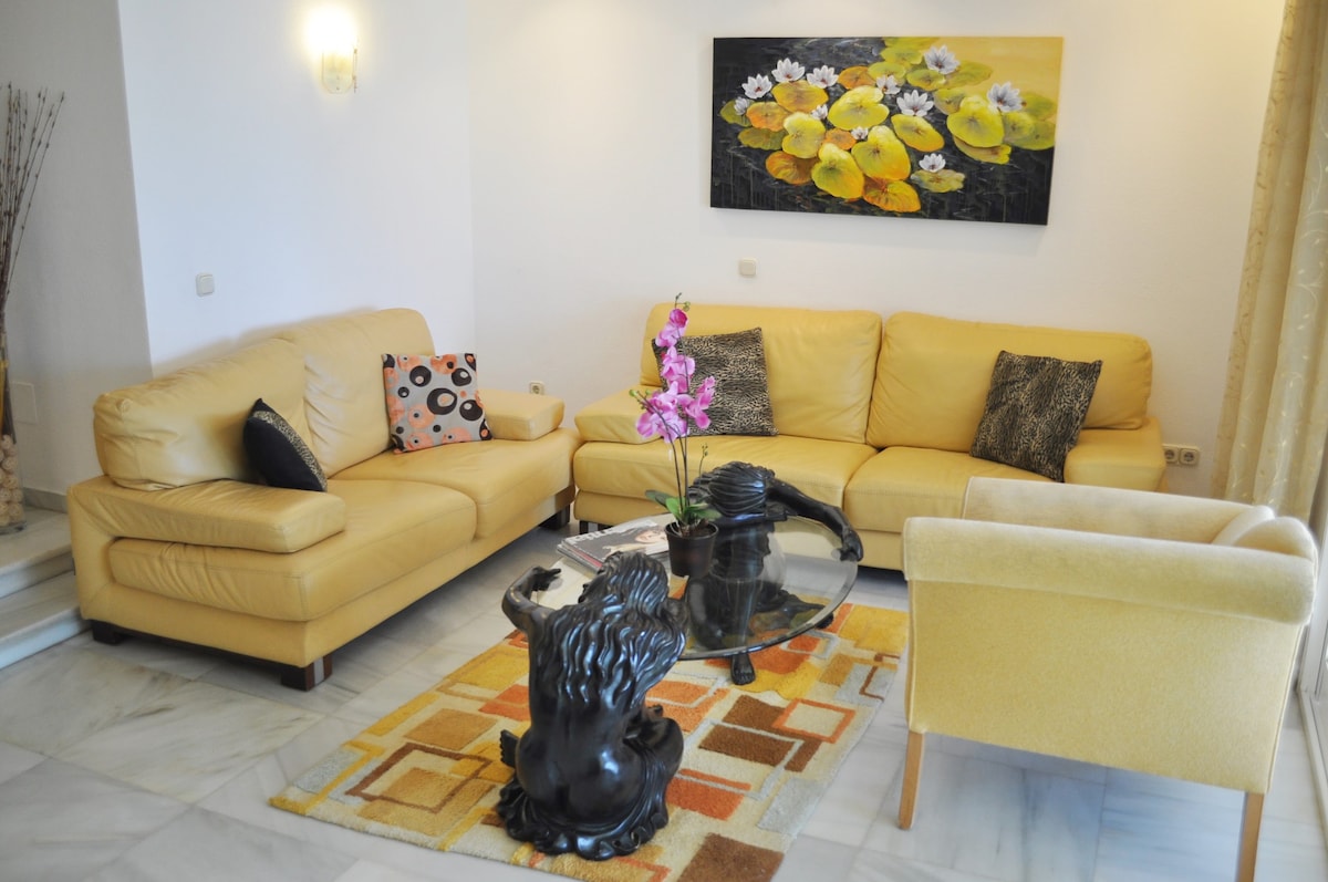 Frontline Apartment in Beachside Complex Estepona