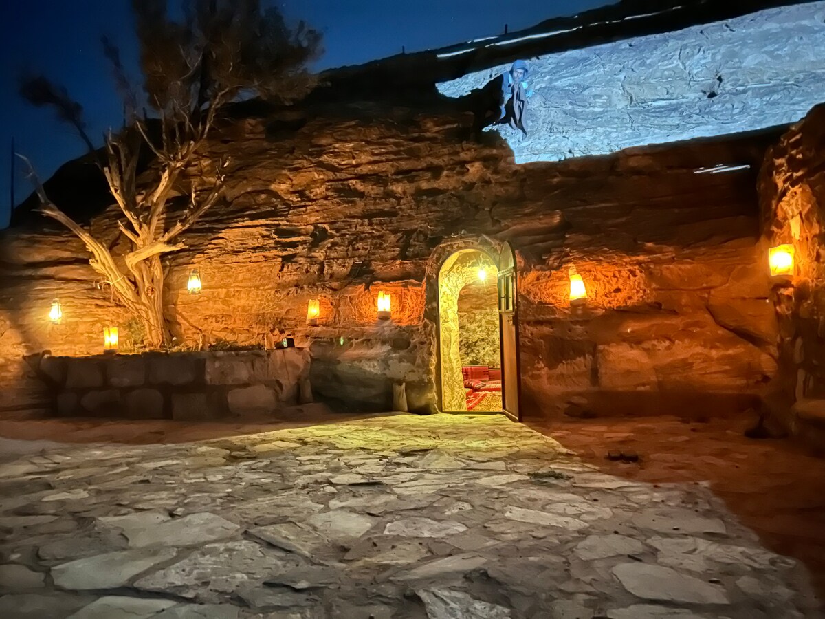 入住佩特拉3000年老洞穴