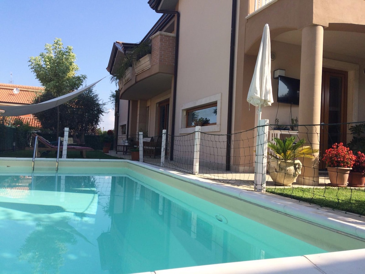 马里奥别墅（ Villa Mario ） ，位于佛罗西诺内（ Frosinone ） ，有游泳池