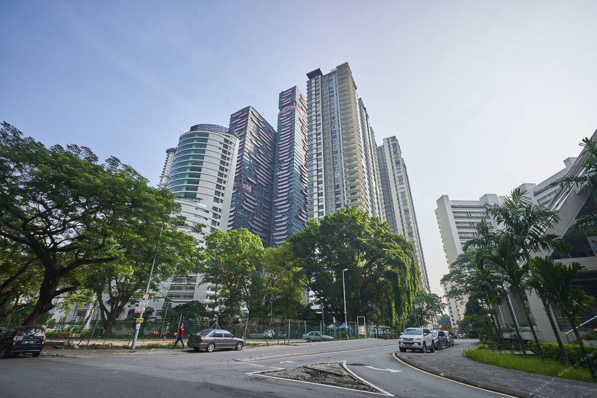 【绿色栖息地】独立双人房/现代花园公寓带泳池/中文礼遇民宿 @KL Jalan Ampang