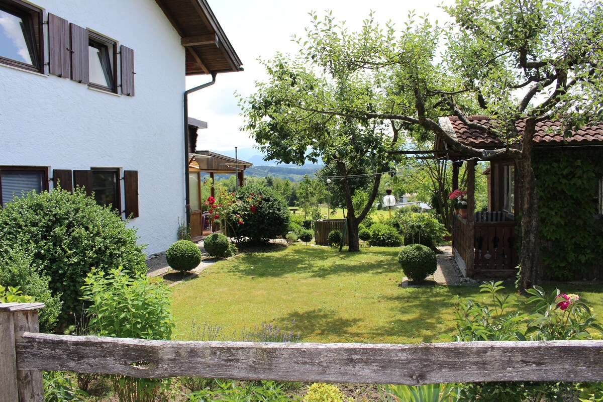 安静的公寓，可观赏Simssee和阿尔卑斯山景观